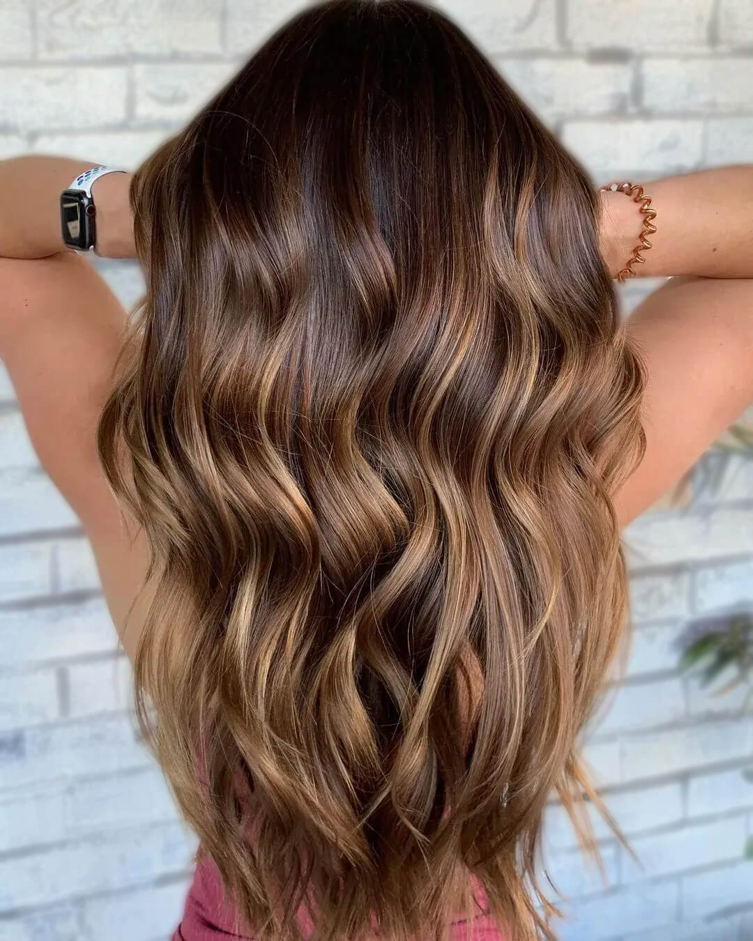 Cheveux bruns avec balayage cannelle