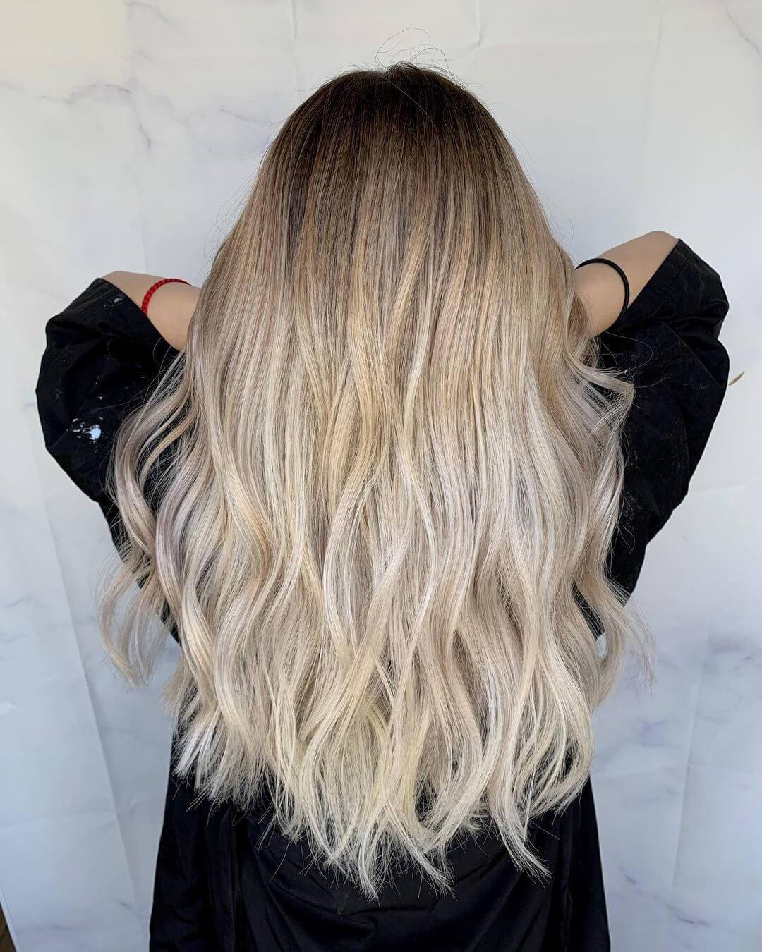 Dégradé de couleur des cheveux du brun au blond glacé