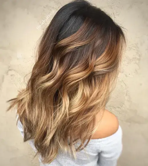 Balayage blond caramel pour les brunes