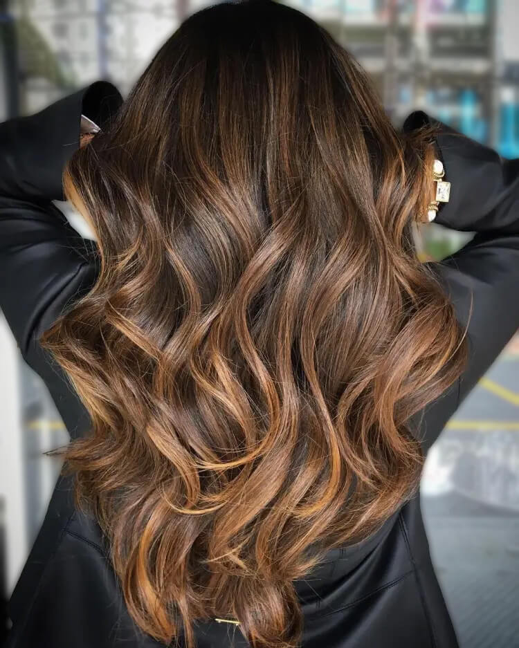 Balayage caramel long pour les brunes